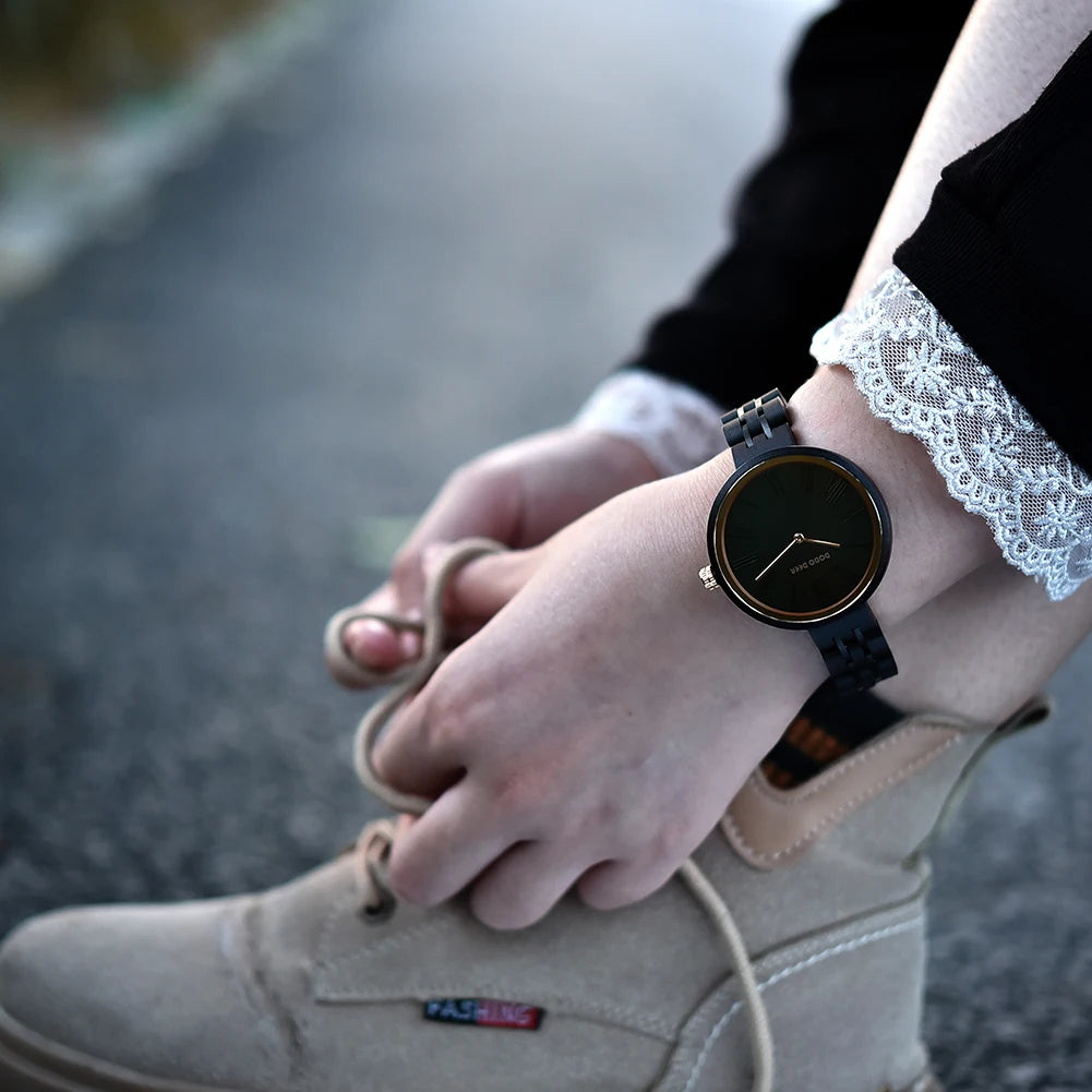 Fashion Ebony Wooden Watch For Women - Round Analog Face With Roman Numerals