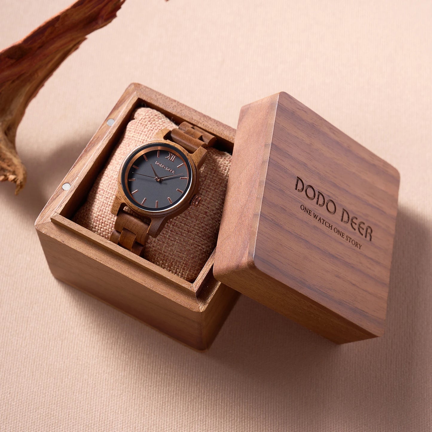 Women’s Simple Quartz Wooden Wristwatch - Classic Analog Display With Round Face
