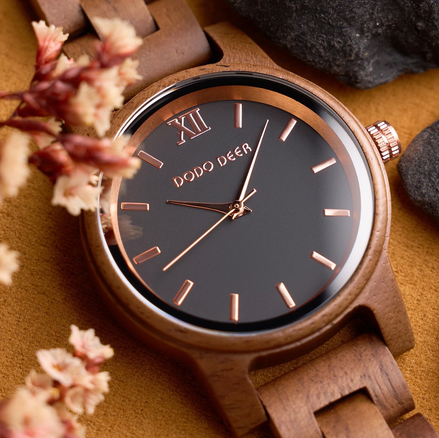 Women’s Simple Quartz Wooden Wristwatch - Classic Analog Display With Round Face