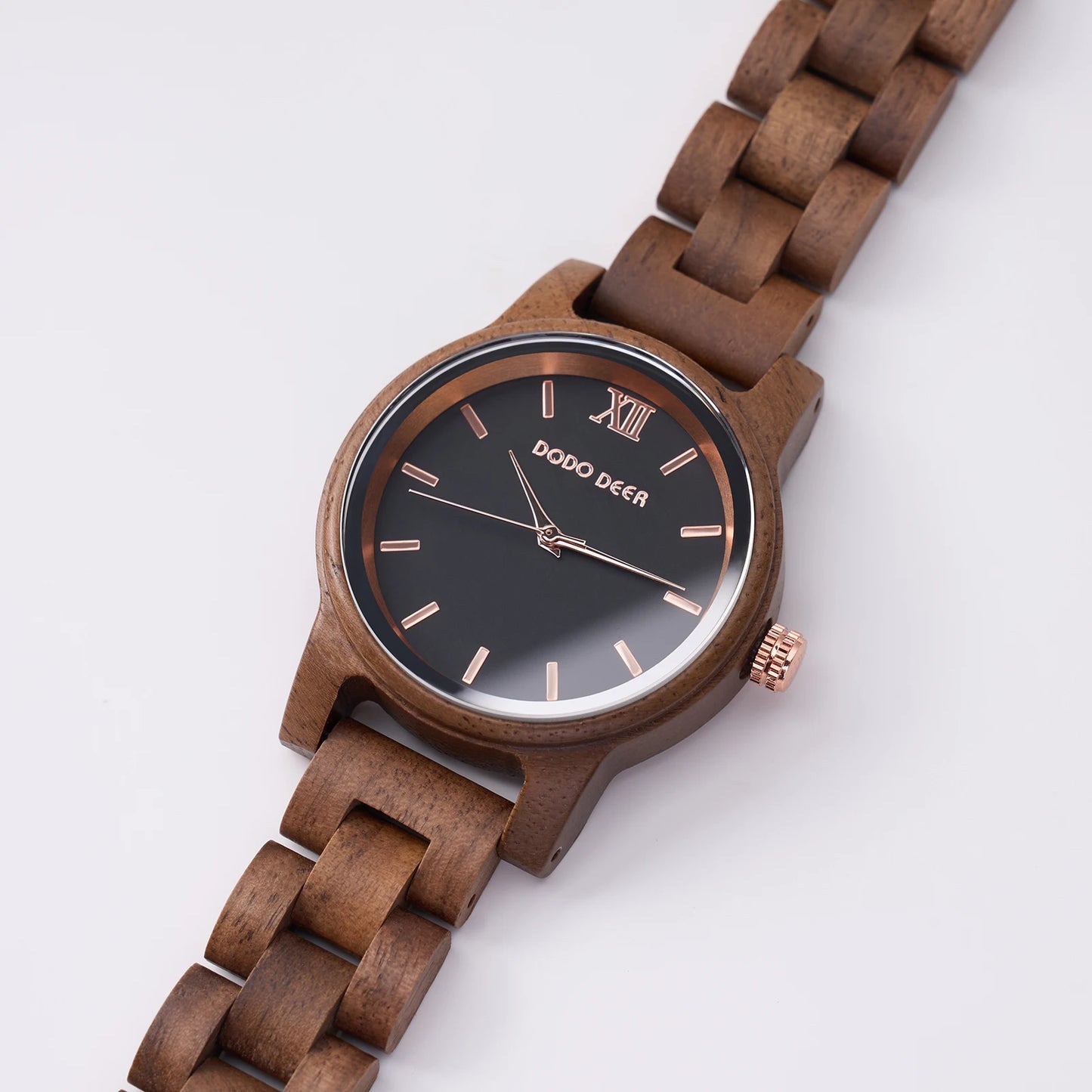 Women’s Simple Quartz Wooden Wristwatch - Classic Analog Display With Round Face