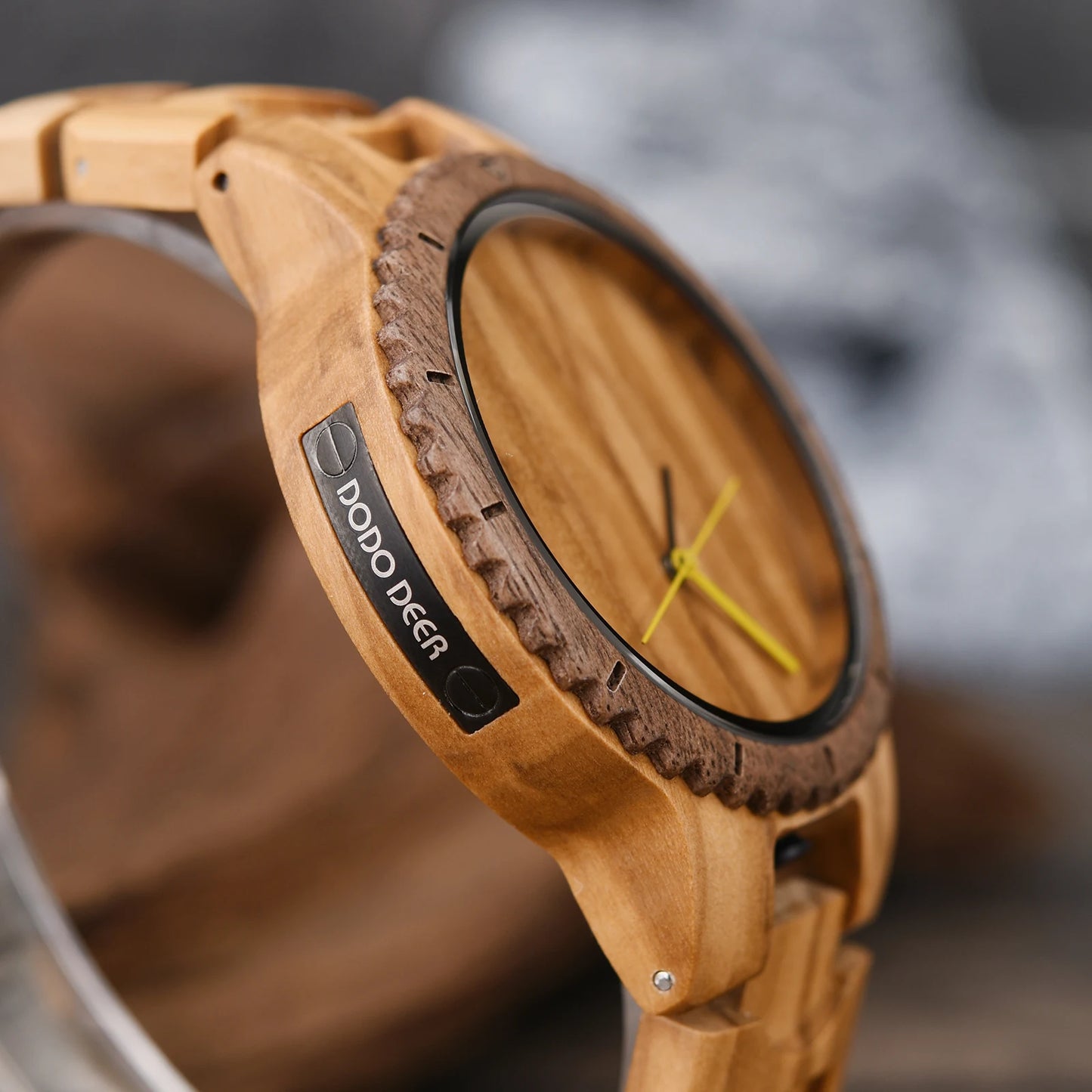 Unisex Wooden Watch for Men and Women - Fashionable Luxury Timepiece - Quartz Movement With Numberless Face