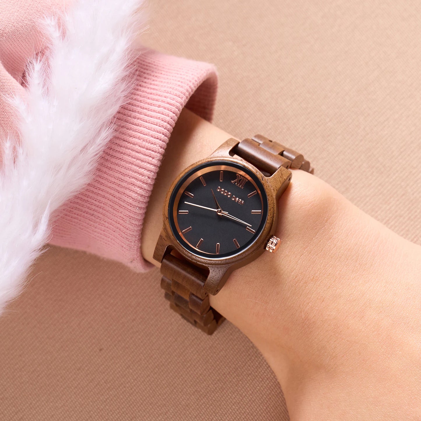 Women’s Simple Quartz Wooden Wristwatch - Classic Analog Display With Round Face