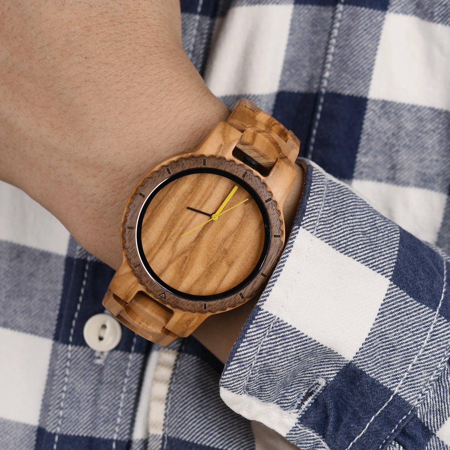 Unisex Wooden Watch for Men and Women - Fashionable Luxury Timepiece - Quartz Movement With Numberless Face