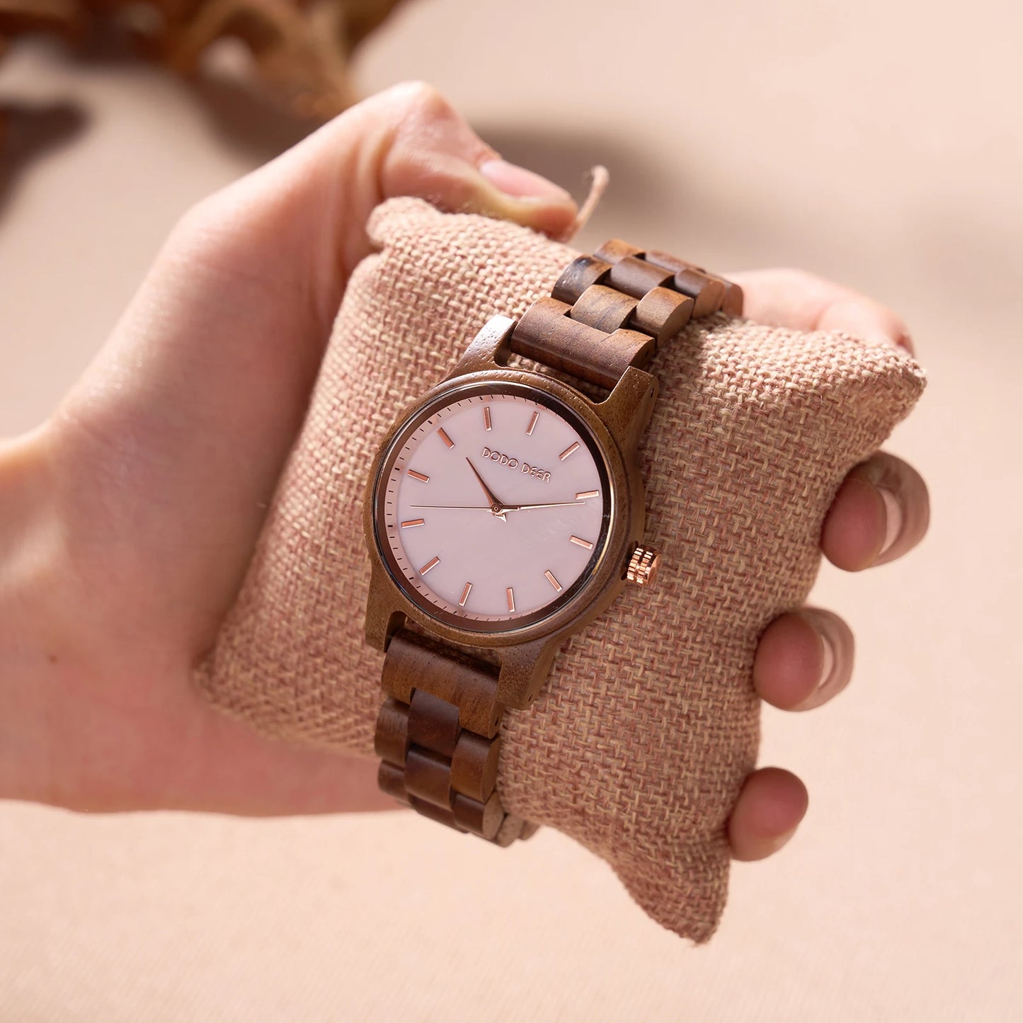 Women’s Simple Quartz Wooden Wristwatch - Classic Analog Display With Round Face