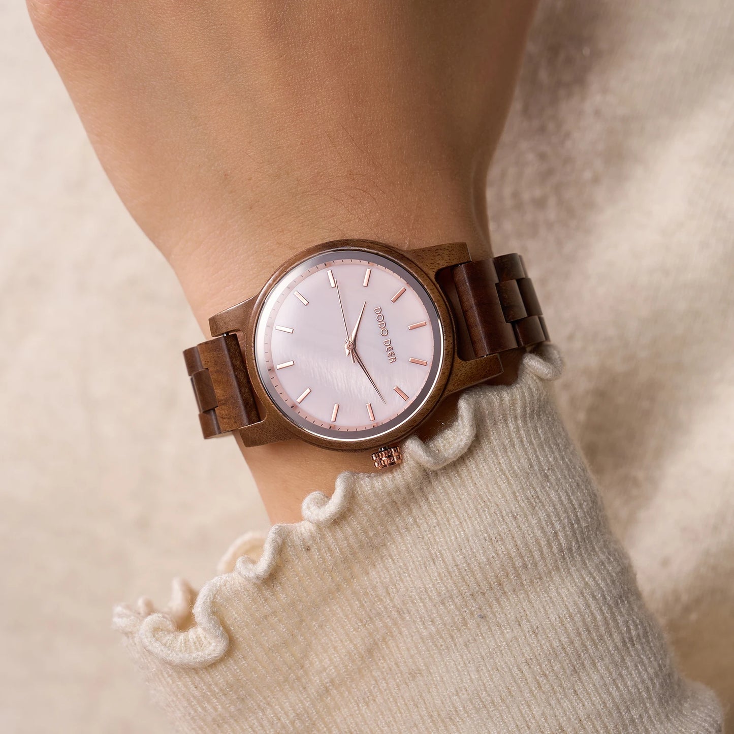 Women’s Simple Quartz Wooden Wristwatch - Classic Analog Display With Round Face